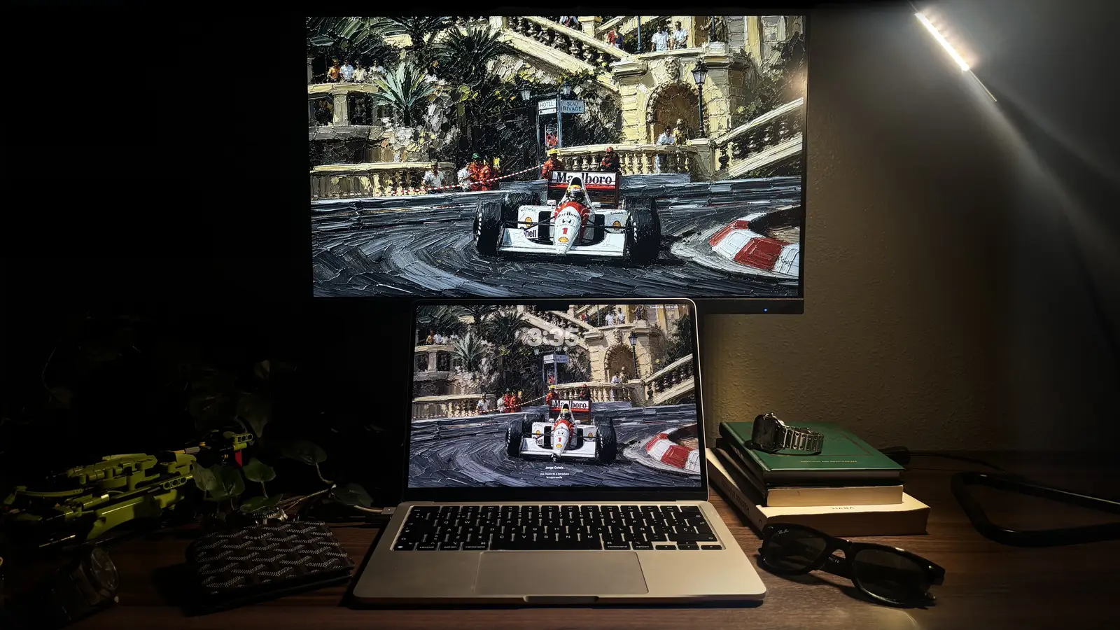 Setup com monitor e notebook usando wallpaper impasto